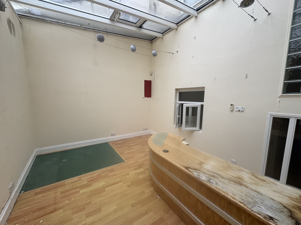Lot: 127 - FOUR-STOREY COMMERCIAL PROPERTY WITH POTENTIAL - First floor room two
